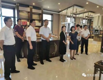 自治區(qū)黨委常委、統(tǒng)戰(zhàn)部部長(zhǎng)王莉霞到恒光大藥業(yè)調(diào)研